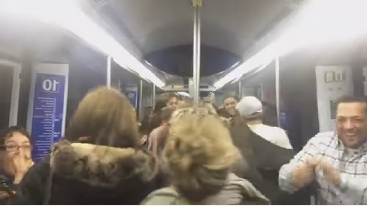 Un vagón del Metro de Madrid se vuelve loco al ritmo de ‘La bicicleta’ (Vídeo) 1