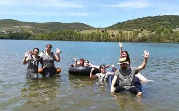 la asociación Mecánica Steampunk organiza un baño victoriano en el lago de Carucedo 3