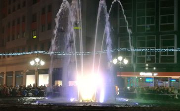 Espectáculo de agua, música y luz, acompañado de fuegos artificiales en Plaza Lazúrtegui. Navidad 2018 1