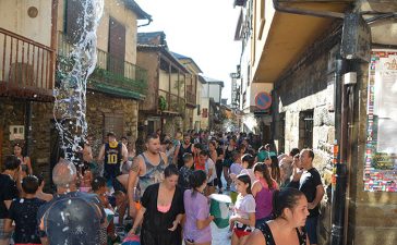 La fiesta del agua de Molinaseca refresca una de las tardes más calurosas de agosto 6
