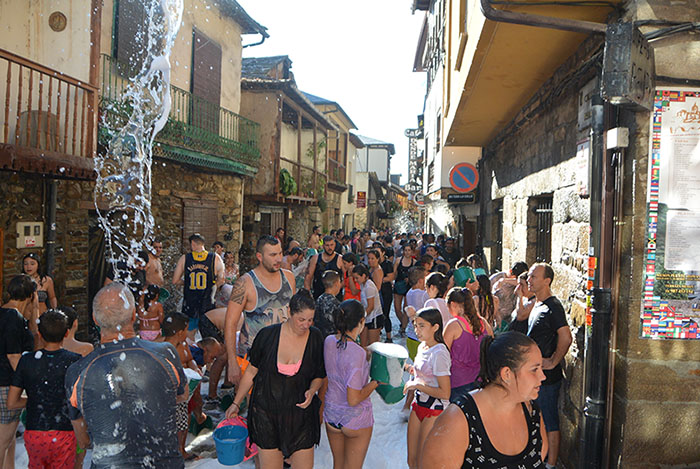 La fiesta del agua de Molinaseca refresca una de las tardes más calurosas de agosto 1