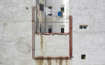 Muestra de la fotografía urbana de la provincia en la sala de exposiciones de la Biblioteca Municipal de Ponferrada 1