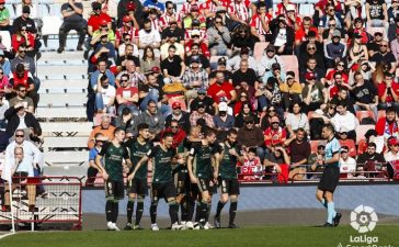 La Ponferradina tira de coraje y remonta el partido en Almería 4