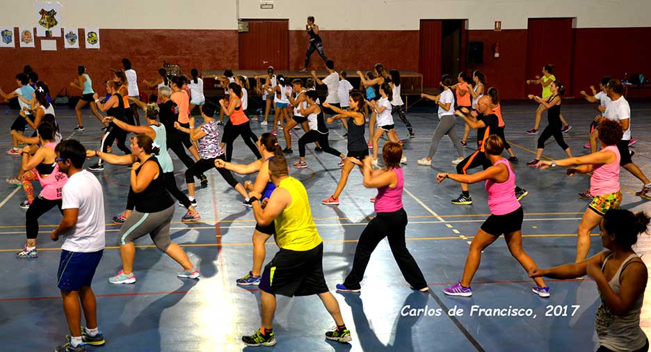 Cacabelos se apunta en Navidad a una clase solidaria de Zumba 1