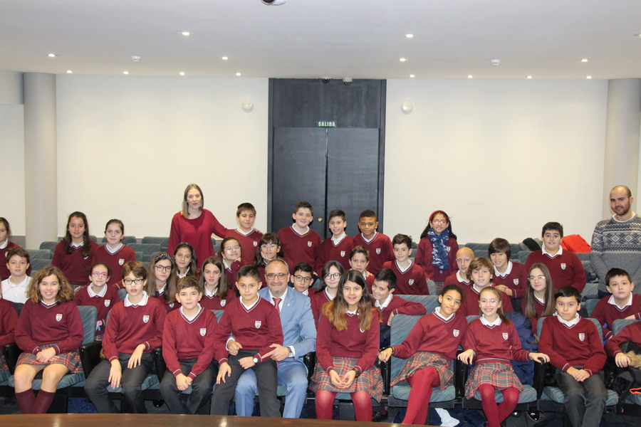 Los niños de Ponferrada visitan el Ayuntamiento con motivo del Día de la Constitución Española 1