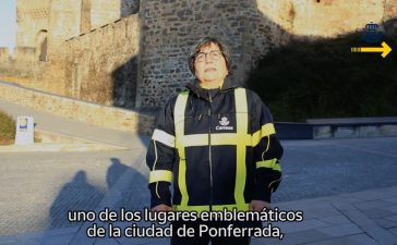 la cartera de Ponferrada, Mercedes Castro, muestra en un vídeo de Correos lo que puedes ver en la ciudad 10