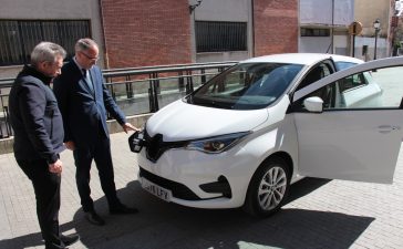 El Ayuntamiento de Ponferrada incorpora el primer coche eléctrico a su flota 9