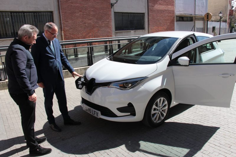 El Ayuntamiento de Ponferrada incorpora el primer coche eléctrico a su flota 1