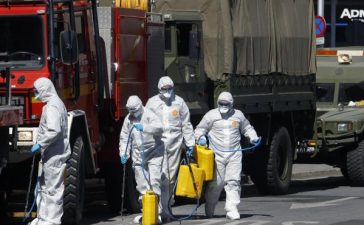 Efectivos de la UME se suman mañana lunes a las tareas de desinfección y de fumigación. en Ponferrada 4