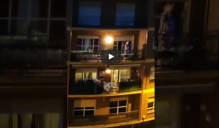 Una vecina del Barrio de los Judíos de Ponferrada 'lo da todo' desde el balcón 1