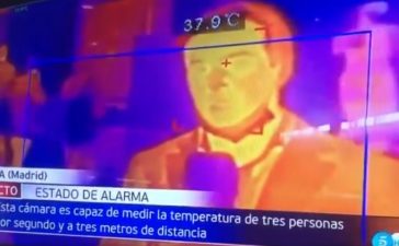 Un reportero de Telecinco, muestra el funcionamiento de una cámara térmica y detecta un posible positivo por coronavirus 6