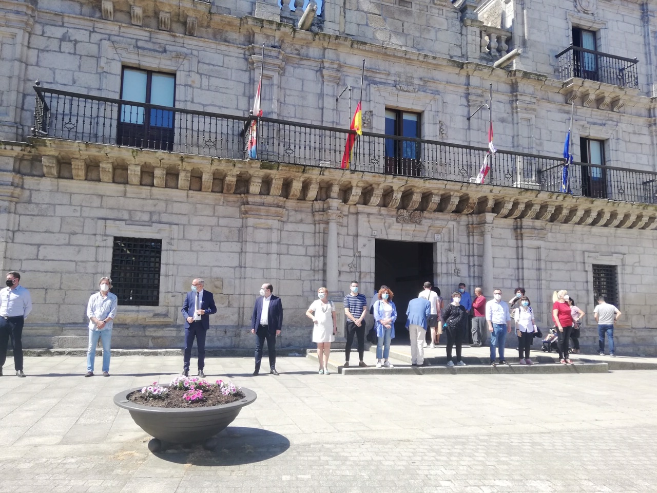 Las Instituciones dedican un minuto de silencio a las víctimas de la Covid-19 3