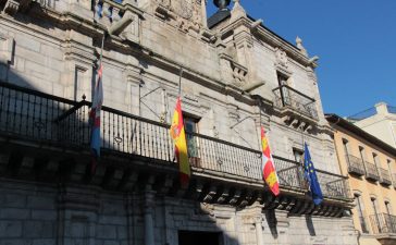 Banderas a media asta y crespones de luto en recuerdo de las víctimas de la COVID 19 2