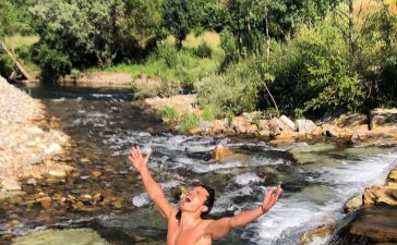 El actor Álex González se adentra en el Río Burbia y revoluciona a sus seguidores en redes 6