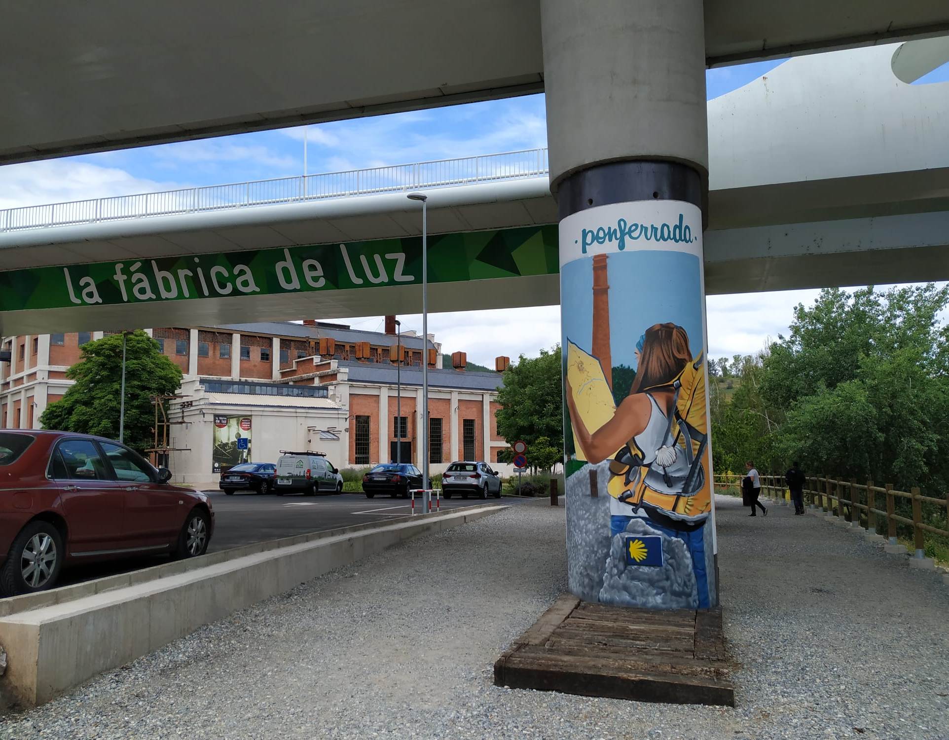 Las columnas del puente del Centenario de Ponferrada se visten de arte urbano 3