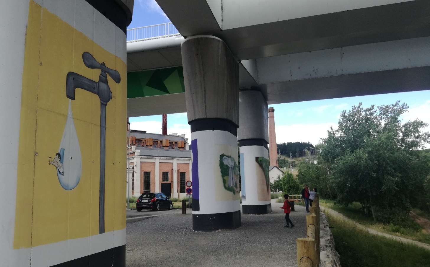 Las columnas del puente del Centenario de Ponferrada se visten de arte urbano 2