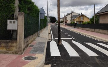 La compañía Telefónica mantiene dos postes de comunicaciones en calles urbanizadas de Cubillos del Sil sin aportar soluciones para su eliminación 2