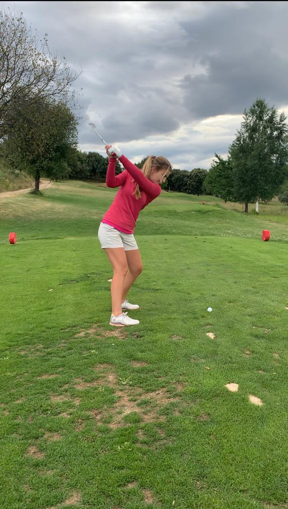 La campeona de España de golf, Luna Sobrón disfruta de sus vacaciones en el Club de Golf Bierzo 1