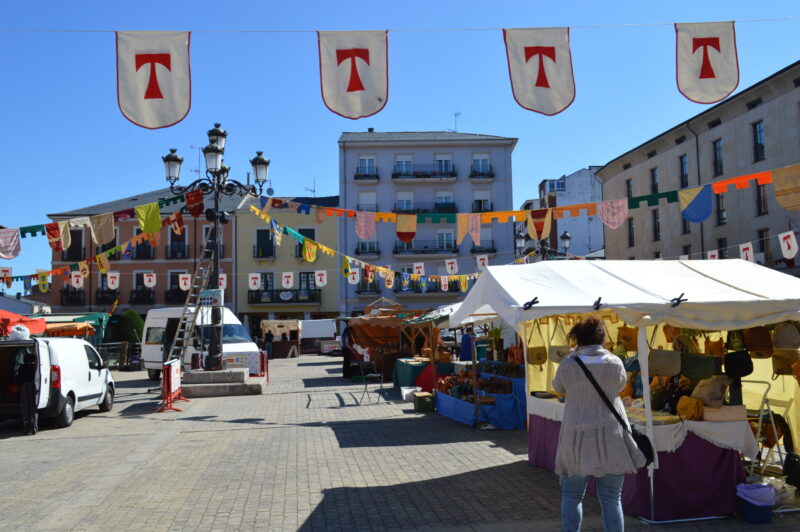 El mercado templario de Ponferrada ya recibe a sus visitantes con medidas sanitarias para los visitantes 15