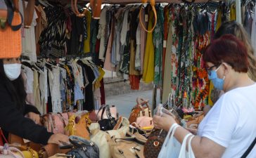 Más público en el mercadillo de Ponferrada con el incremento de puestos de textil 8