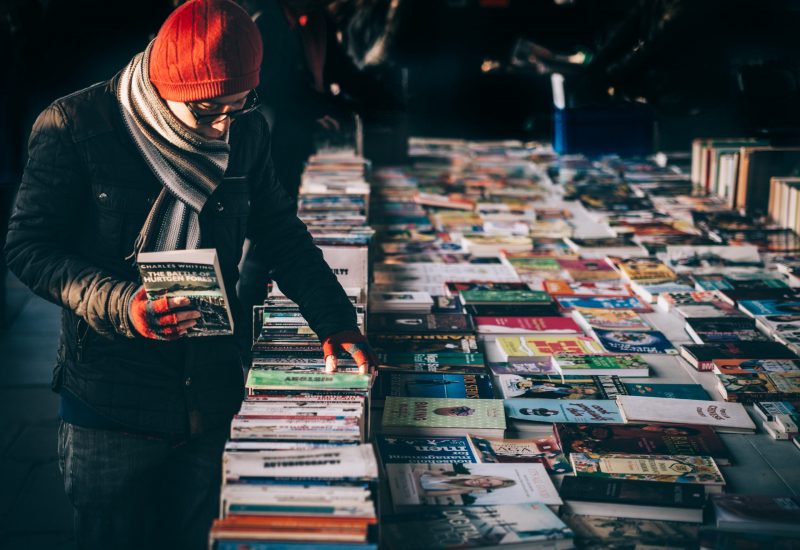 Las librerías ponferradinas celebran la semana del libro 2020 sacando sus novedades a la calle 1