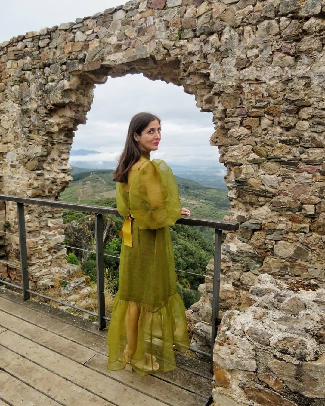 La escritora Espido Freire se fotografía en el Castillo de Cornatel en una visita por tierras bercianas 3