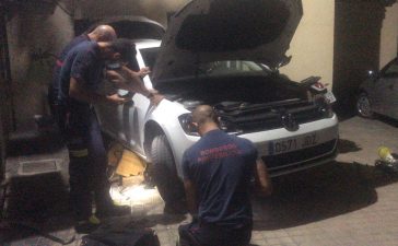 Las Bomberos de Ponferrada rescatan a un gato atrapado en el capó de un coche 10