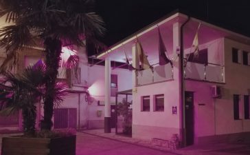 Toral de los Vados ilumina su Ayuntamiento de color rosa con motivo del Día Internacional del Cáncer de Mama 8