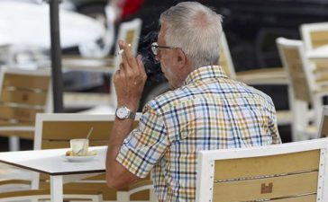 La Junta prohíbe fumar en las terrazas, consumir en barra y restringe a seis personas las reuniones privadas 2