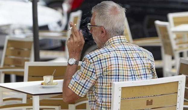 La Junta prohíbe fumar en las terrazas, consumir en barra y restringe a seis personas las reuniones privadas 1