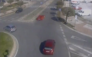 Denunciado un vehículo que hacía trompos y circulaba en sentido contrario por una glorieta de Ponferrada 4