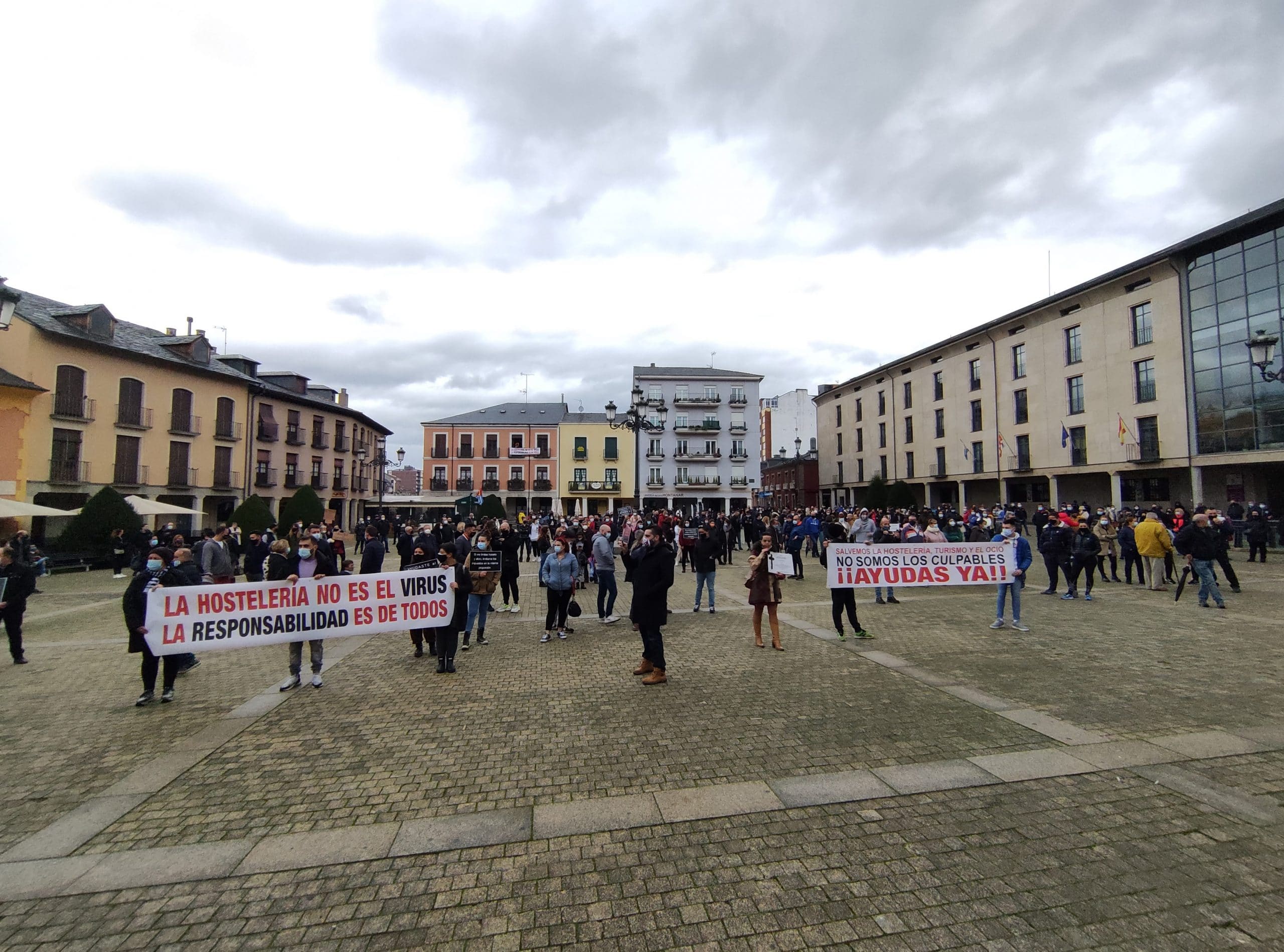 Una convocatoria ciudadana concentra a varios centenares de personas en la Plaza del Ayuntamiento de Ponferrada 4