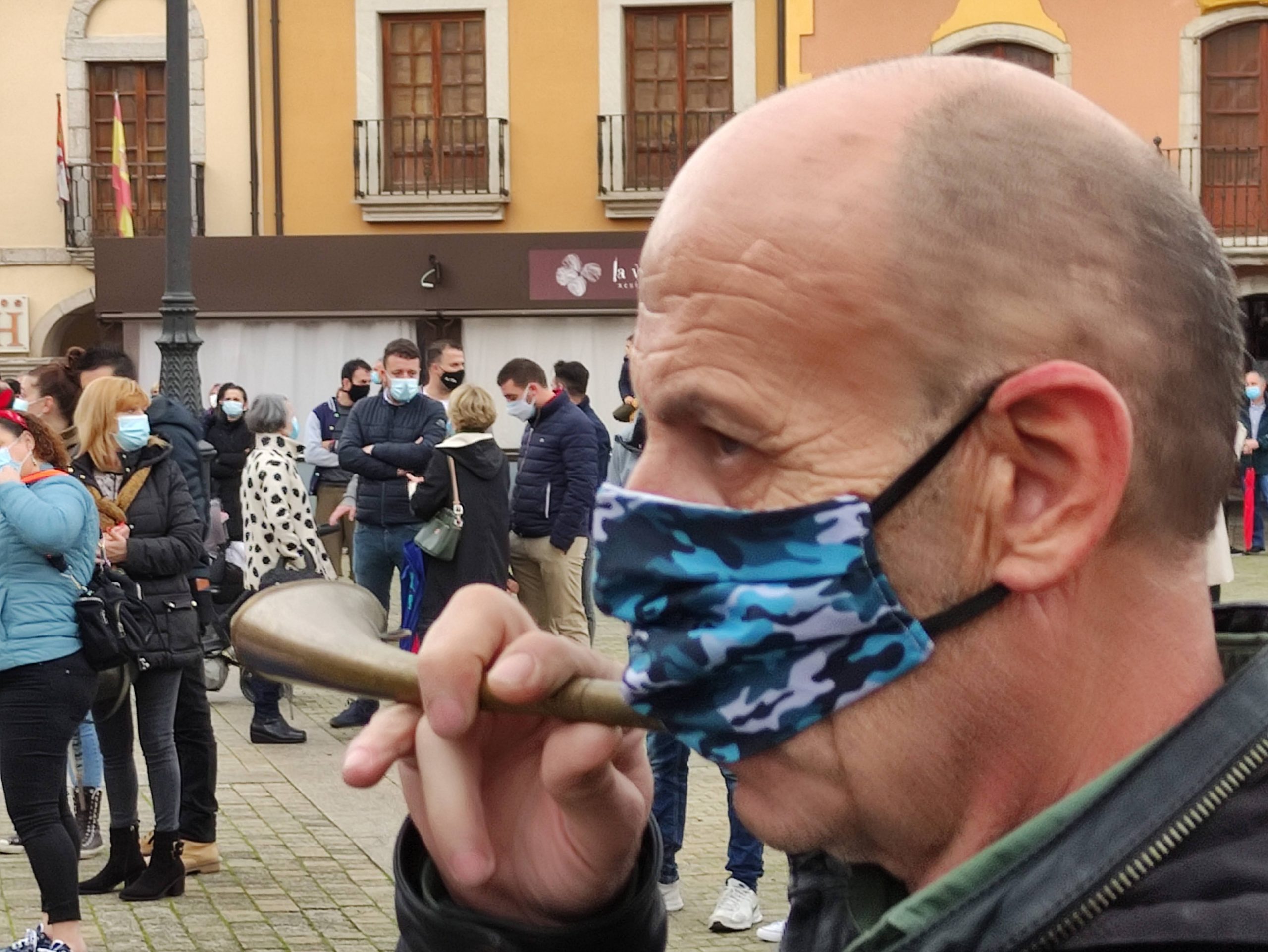 Una convocatoria ciudadana concentra a varios centenares de personas en la Plaza del Ayuntamiento de Ponferrada 2