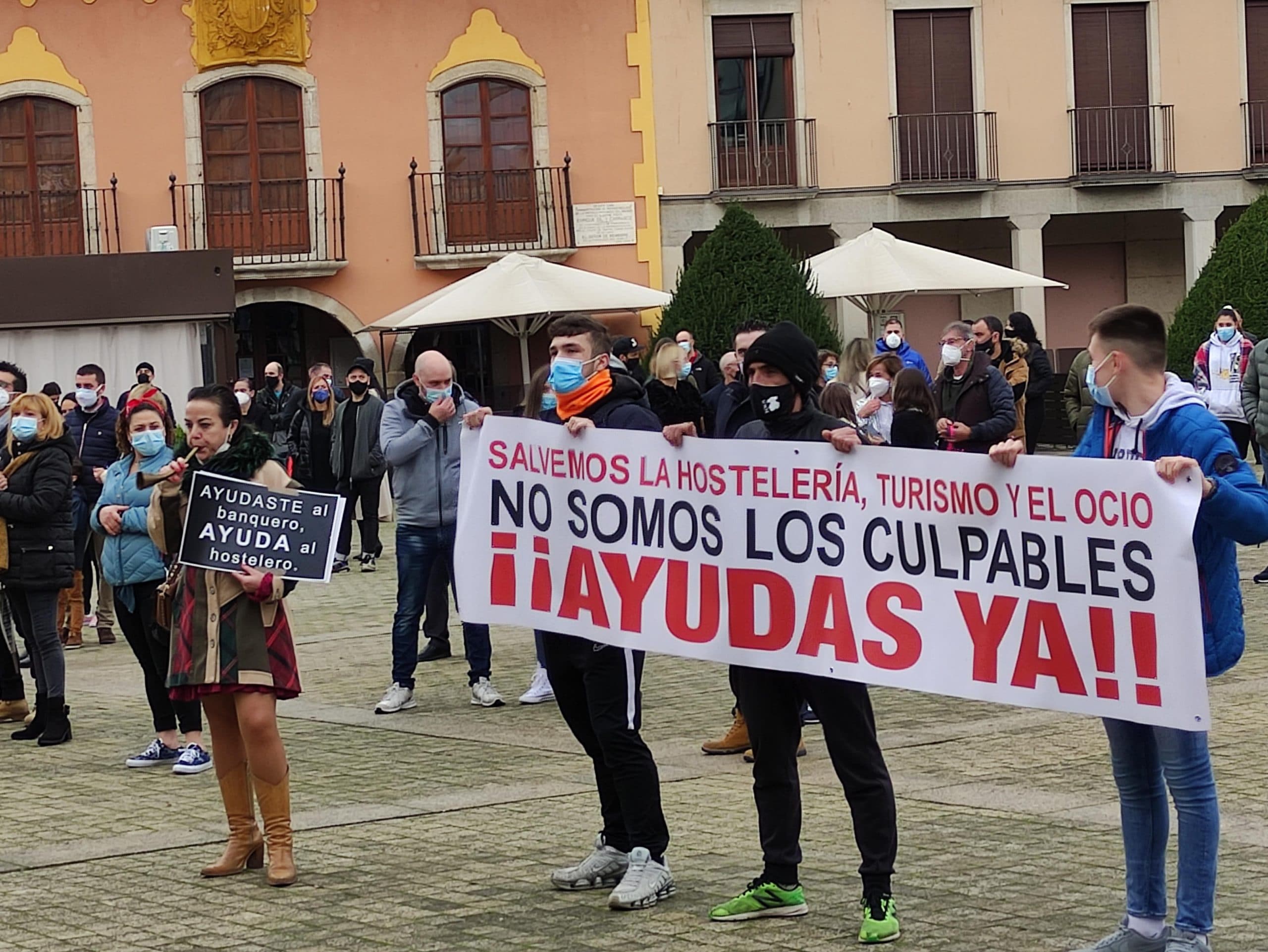 Una convocatoria ciudadana concentra a varios centenares de personas en la Plaza del Ayuntamiento de Ponferrada 5