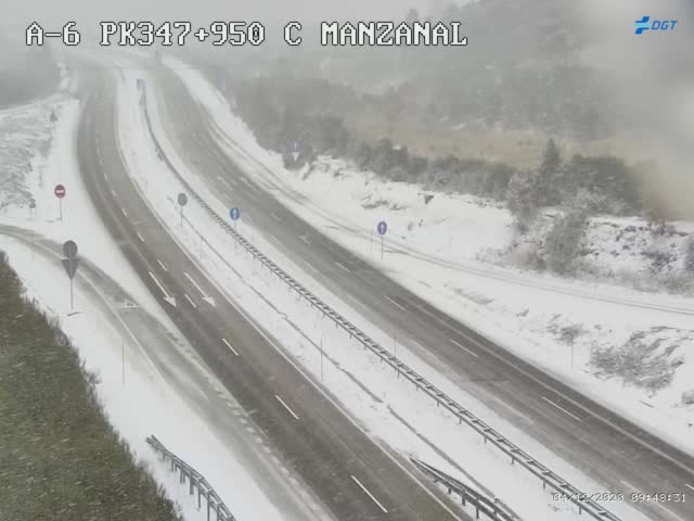 La llegada de la nieve al Bierzo genera los primeros problemas en las carreteras. 1