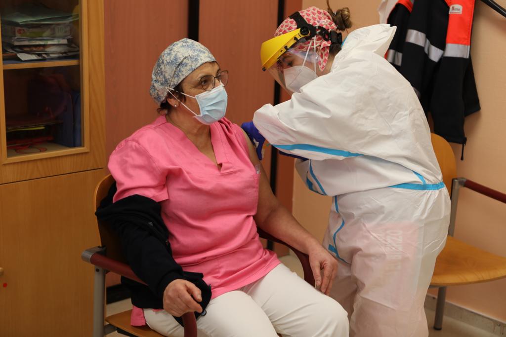Ignacio de 72 años primer paciente y Donila primera trabajadora en vacunarse del Covid-19 en el Bierzo 2