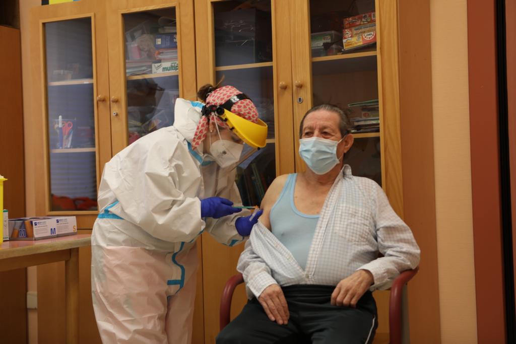 Ignacio de 72 años primer paciente y Donila primera trabajadora en vacunarse del Covid-19 en el Bierzo 1