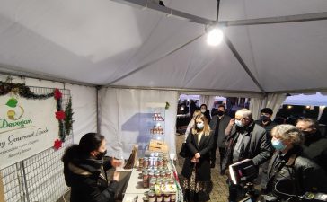 Inaugurado el mercadillo navideño en la plaza del Ayuntamiento de Ponferrada 5