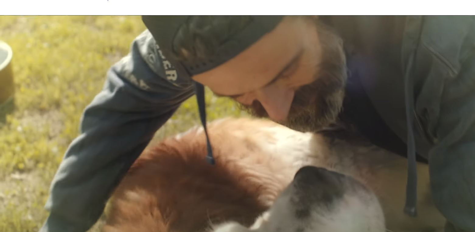 Jarabe de Palo publica un nuevo videoclip protagonizado por Pau Donés y su perro Fideos 1