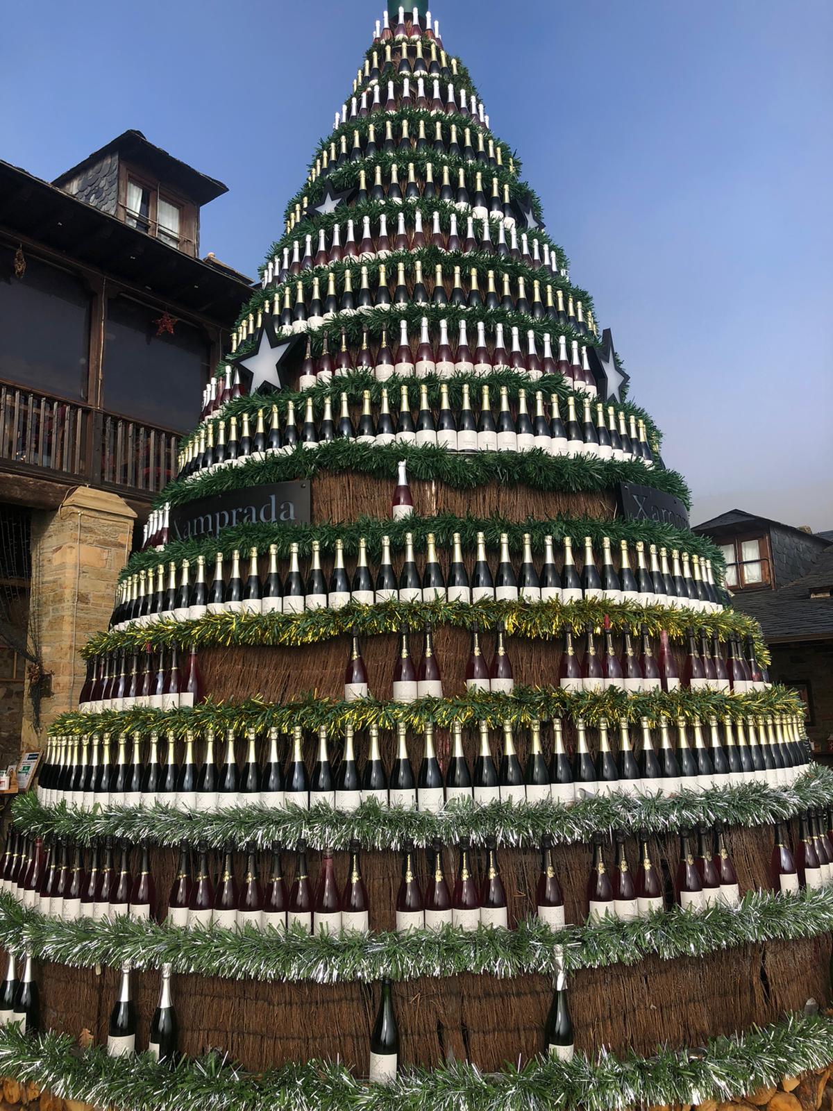El frío revienta 200 botellas del árbol navideño del Palacio de Canedo 4