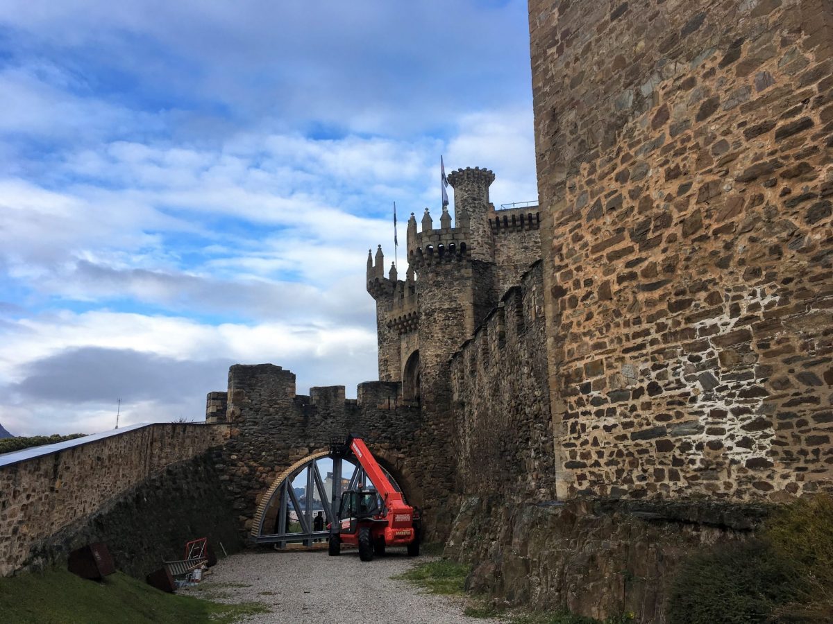 La reparación del puente de acceso al Castillo de los Templarios en la recta final 1