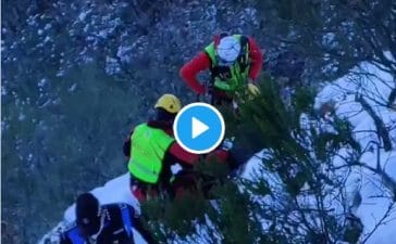 Policía Municipal y Bomberos de Ponferrada rescatan a un excursionista en la Cascada de Gualtón que tiene que ser trasladado en el helicóptero 112 6