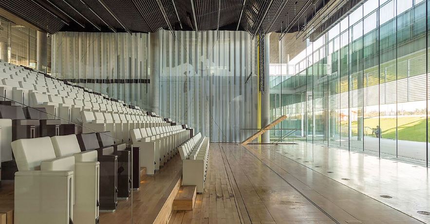 Así es el espectacular auditorio que el Banco de Santander ha inaugurado en Madrid, con vidrio fabricado por la berciana Tvitec 2