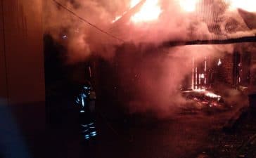 Los Bomberos de Ponferrada sofocan un incendio en una palloza de Villafeile (Balboa) 10