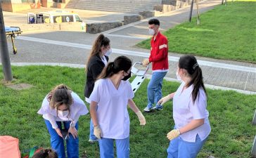 Los alumnos del Grado de Enfermería del Campus de Ponferrada realizan prácticas al aire libre 5