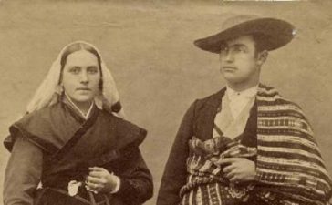 La curiosa fotografía realizada por Jean laurent a dos villafranquinos que asistieron vestidos de bercianos a la boda de Alfonso XII 10