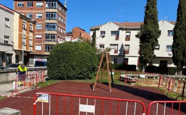 Ponferrada renueva el parque infantil de la plaza de Mallorca en Flores del Sil 7