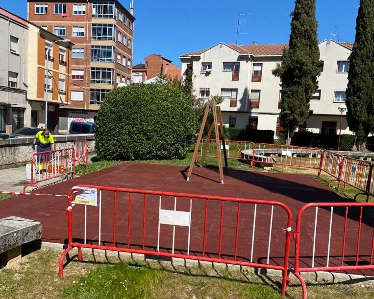 Ponferrada renueva el parque infantil de la plaza de Mallorca en Flores del Sil 1