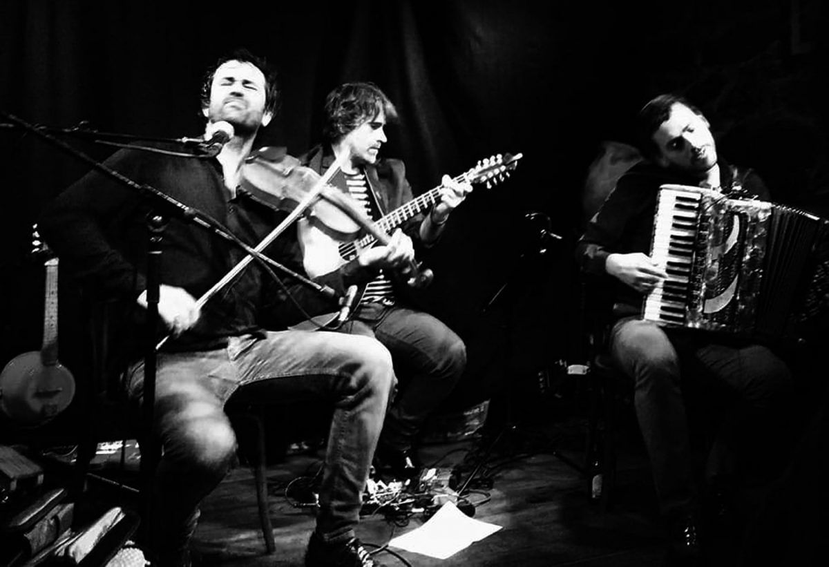 El dúo Fetén Fetén acompañado de Pedro Pascual ofrecerá un concierto en el Bergidum con una lectura contemporánea de la música tradicional y popular 1
