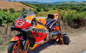 La moto de Marc Márquez aparece aparcada en Pieros para sorpresa de los peregrinos 9